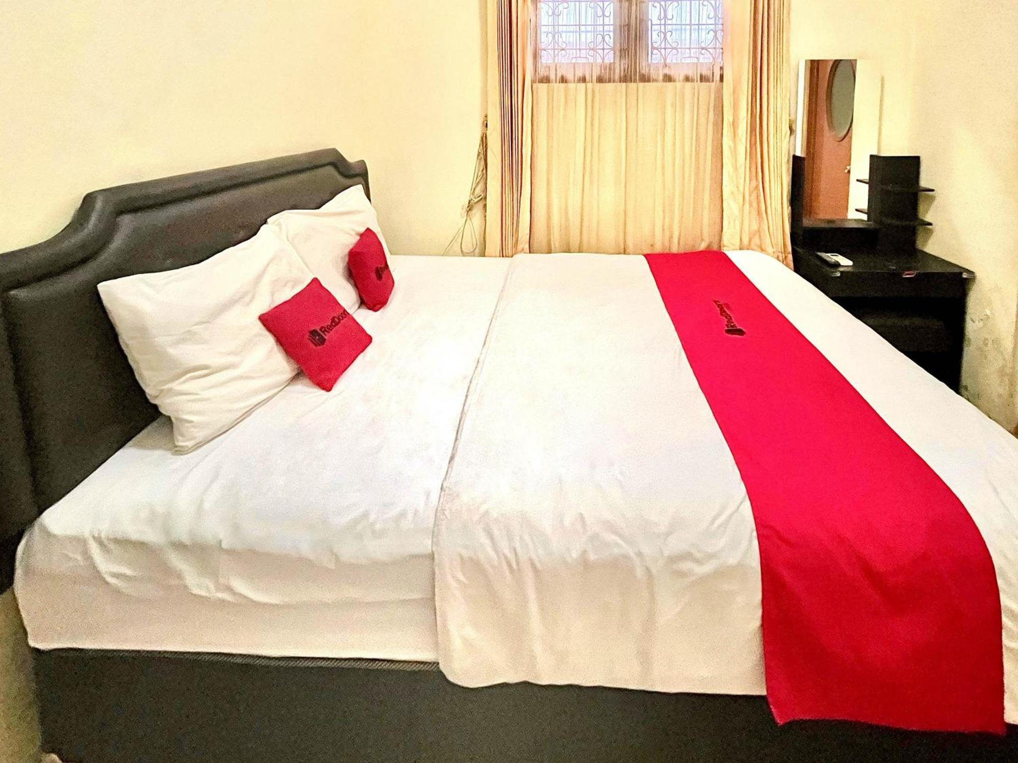 Reddoorz At Hotel Madani Syariah Lempuyangan Джокякарта Екстериор снимка